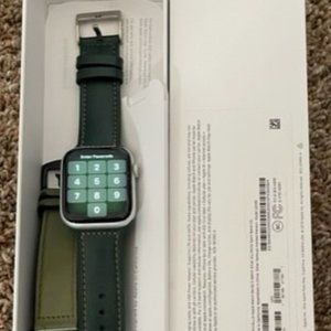 Apple Watch Series 5 (GPS + Cellular)44mm Silver Aluminum Case Green Sport Bands